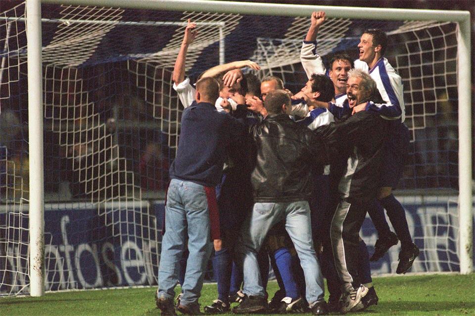 Soi jubelten die Magdeburger nach dem Pokal-Erfolg gegen den FC Bayern München vor 26 Jahren.   Nun treffen beide Vereine in der 2. DFB-Pokal-Runde wieder aufeinander. (Archivbild)picture alliance / Marco Kohlmeyer/Zentralbild/dpa