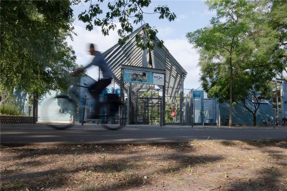 Solange das Sommerbad zu ist, bleibt das Stadtbad Neukölln geöffnet. (Archivbild)Paul Zinken/dpa
