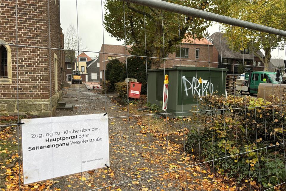 Solange die Arbeiten an den Außenanlagen nicht erledigt sind, bleibt der Seiteneingang der Kirche zum Kirchplatz gesperrt.