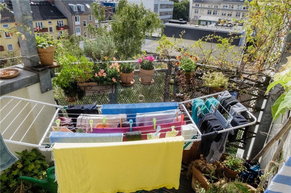 Solange die Wäsche beim Trocknen keine Beeinträchtigung für andere darstellt, kann das Mietern und Wohnungseigentümern nicht untersagt werden.picture alliance / picture alliance/dpa