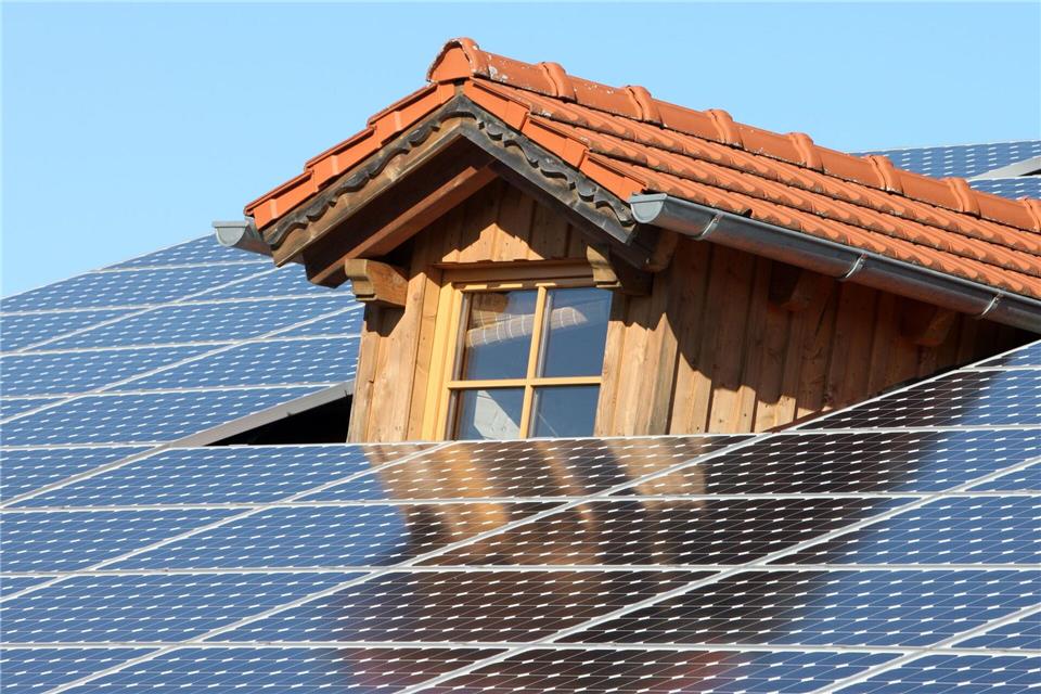Solaranlagen liefern zuverlässig Strom - sollte die Förderung aber gestrichen werden, könnte dies den Ausbau auch in Bayern massiv ausbremsen. (Illustration)picture alliance / dpa-tmn