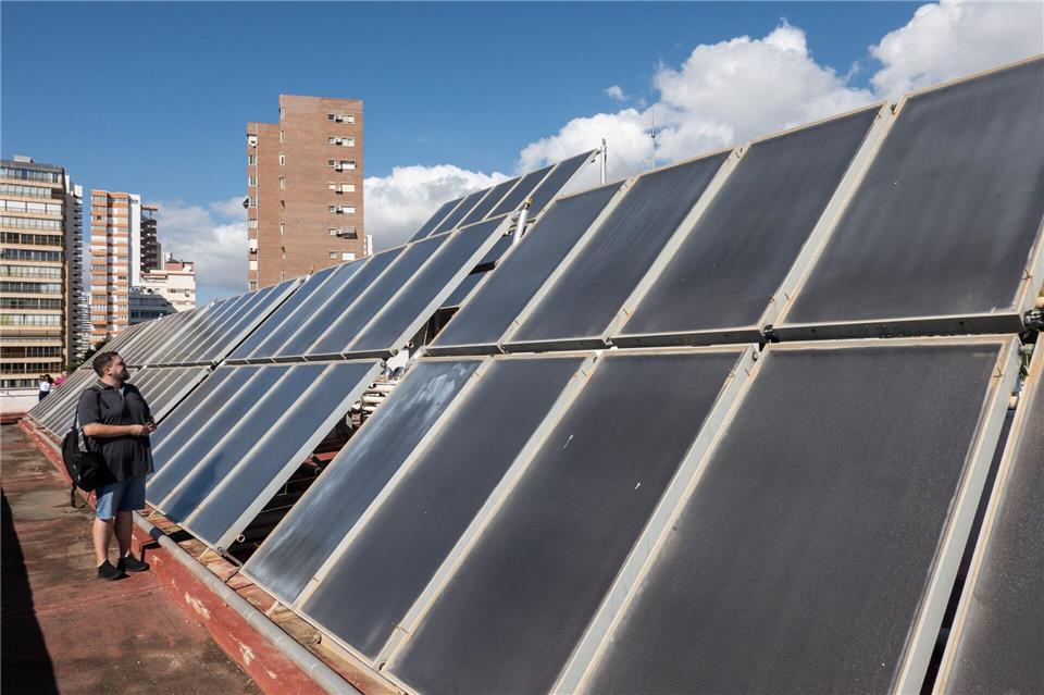Solarmodule auf Hoteldächern sind seit der Jahrtausendwende verbreitet in Benidorm.Andreas Drouve/dpa-tmn