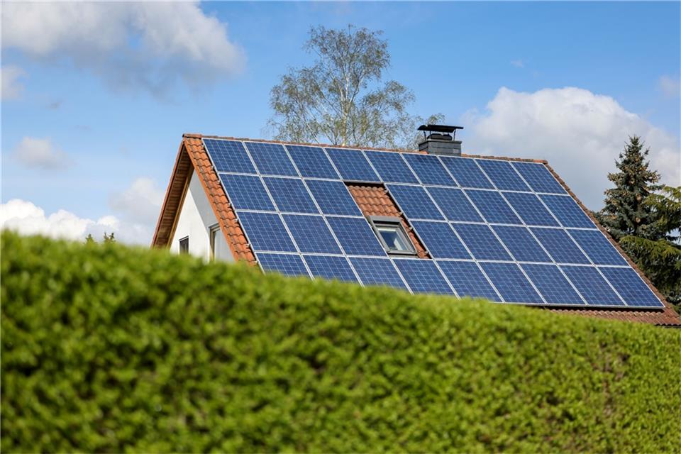 Zahl der Solaranlagen in NRW steigt Solarpaneelen sind auf dem Dach eines Einfamilienhauses angebracht.