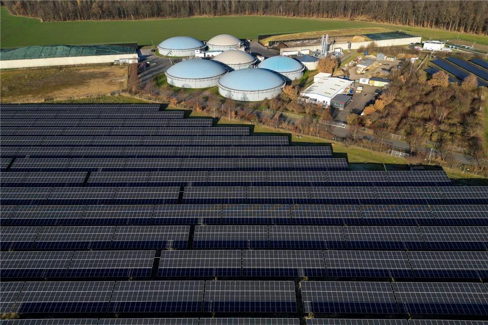 Solarpark und Biogasanlage - beide Technologien prägen den wachsenden Anteil erneuerbarer Energien in Ostdeutschland.Jan Woitas/dpa
