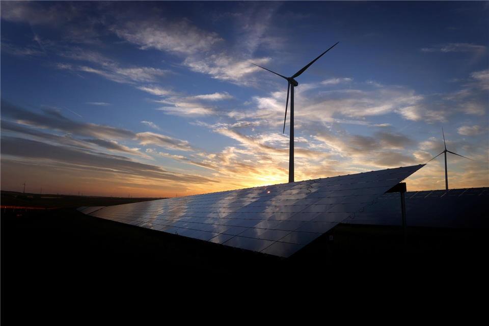 Erneuerbare Energien decken 57 Prozent des Stromverbrauchs Solarstrom legt in Deutschland weiter zu - die Stromerzeugung von Windrädern ging zurück.Karl-Josef Hildenbrand/dpa