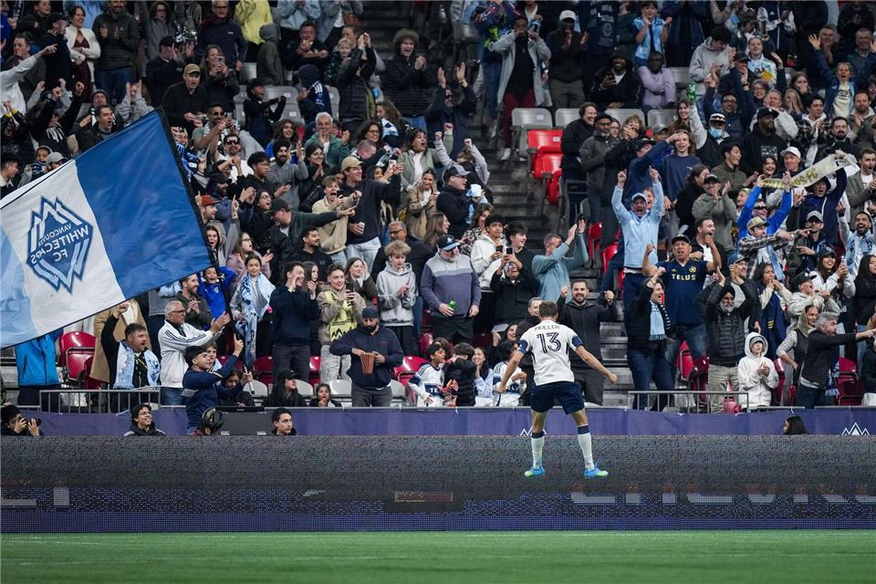 Solche Bilder könnten bald der Vergangenheit angehören: Vancouver-Fans bejubeln ein Müller-Tor. (Archivbild)DARRYL DYCK/The Canadian Press/AP/dpa
