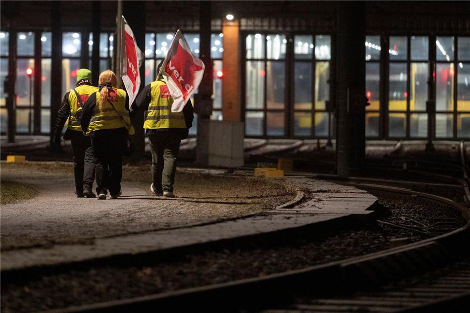 Solche Bilder wird es erst einmal nicht geben: Bis zum 9. März will Verdi nicht zu Warnstreiks im Nahverkehr aufrufen. (Archivbild)Marijan Murat/dpa