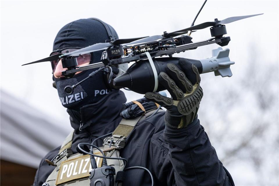 Solche Drohnen können von der Polizei als letzte Möglichkeit mit neu angeschafften Schrotgewehren abgeschossen werden.Ulrich Perrey/dpa