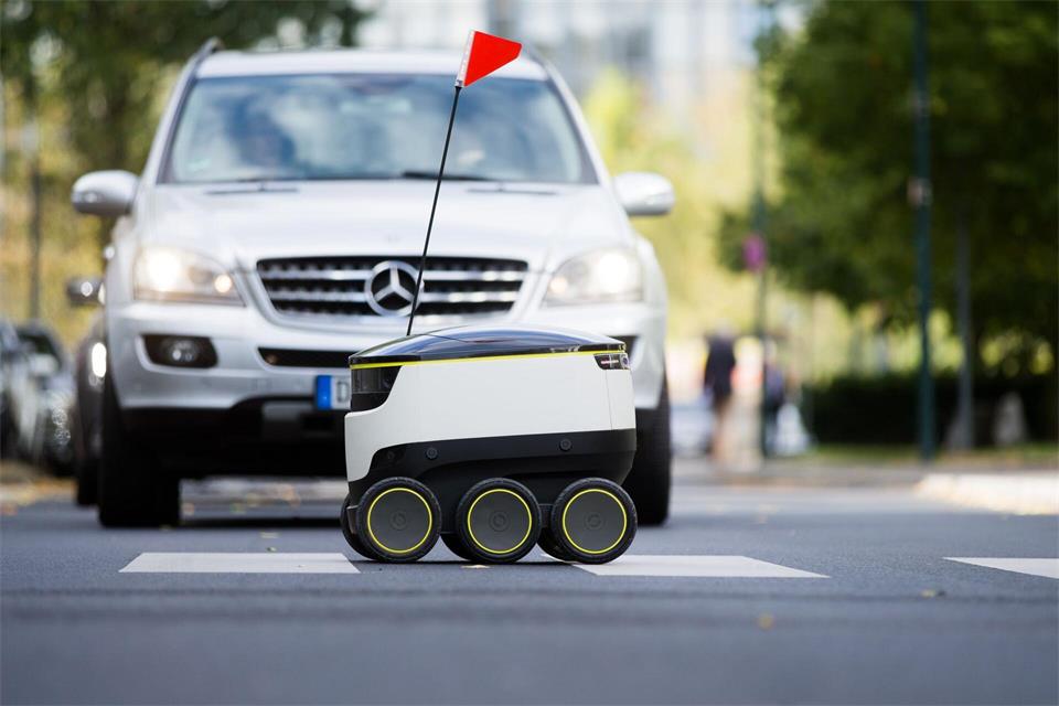 Solche Lieferroboter des Unternehmens Starship Technologies wurden auch in Deutschland bereits getestet. (Symbolbild)picture alliance / dpa