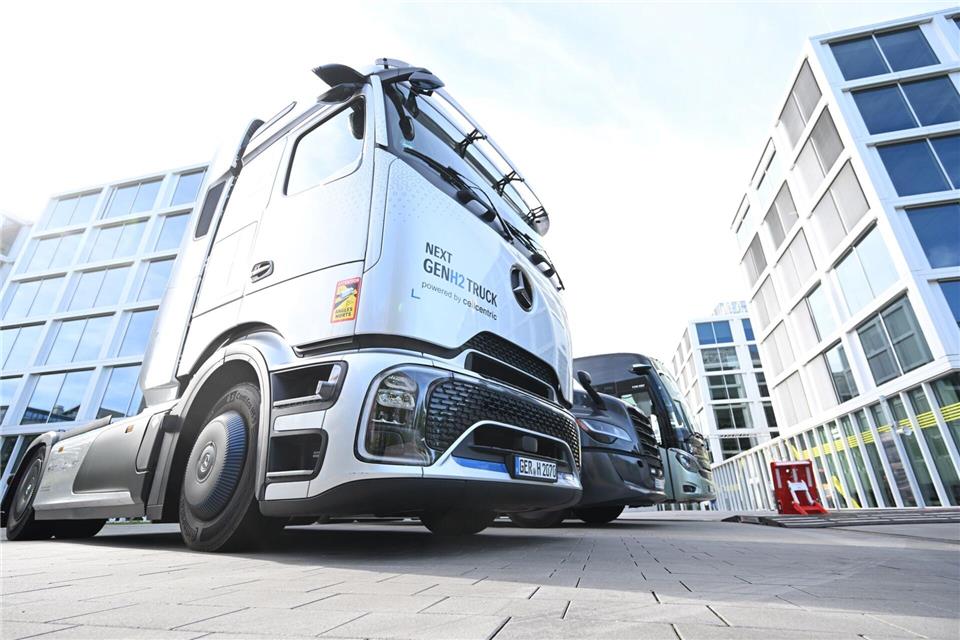 Solche Lkw baut Daimler Truck. (Archivbild)Bernd Weißbrod/dpa