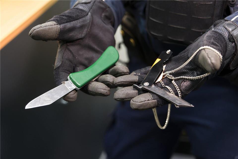 Solche Messer gehören zu den verbotenen Waffen im Hamburger Hauptbahnhof.Marcus Golejewski/dpa