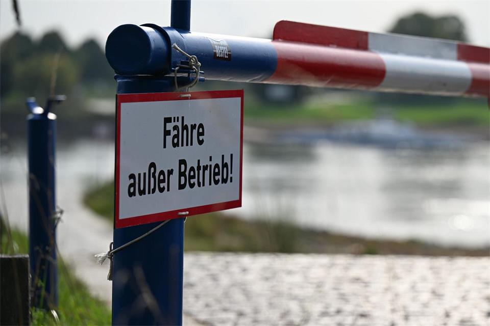 Solche Schilder wie hier an der Zonser Fähre waren lange auch anderswo am Rhein zu sehen. (Archivbild)Wolf von Dewitz/dpa