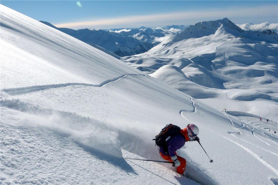 Solche Schwünge im Tiefschnee sind der Traum vieler Skifahrer: Doch das Lawinenrisiko sollte man dabei nie vergessen.picture alliance/dpa/dpa-tmn