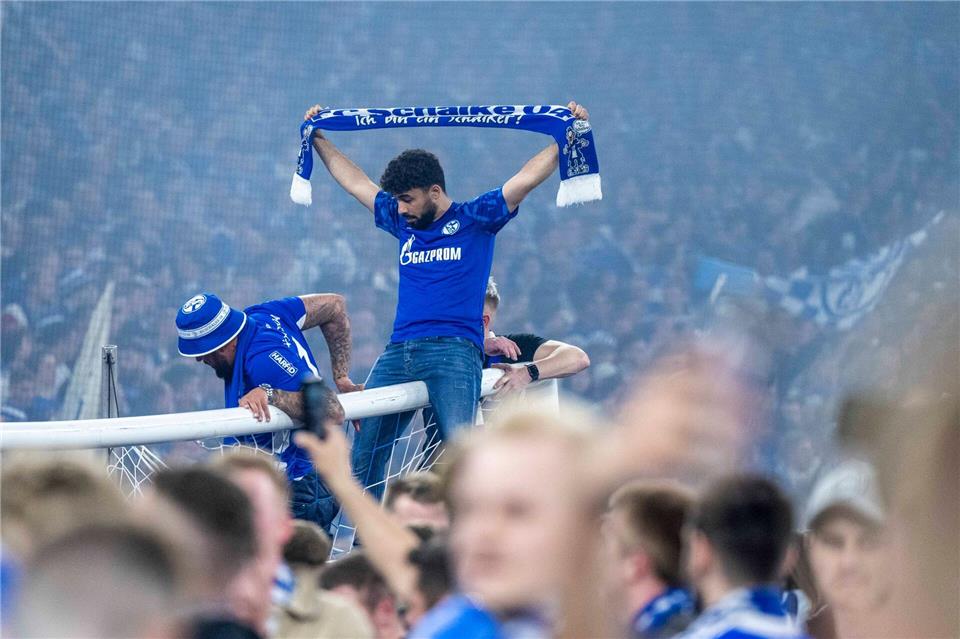 Solche Szenen soll es bei einem Schalker Aufstieg diesmal nicht geben. (Archivbild)David Inderlied/dpa
