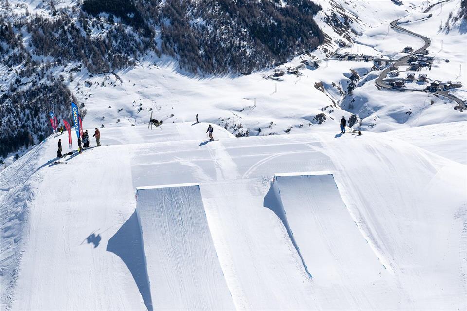 Solche großen Kicker im Snowpark Mottolino sind Könnern vorbehalten - es gibt auch Anfängerbereiche mit kleineren Sprüngen. Fabio Borga/Livigno NEXT/dpa-tmn