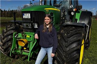 Solche großen Trecker wie den John Deere 7530 lenkt Norina Potthoff.