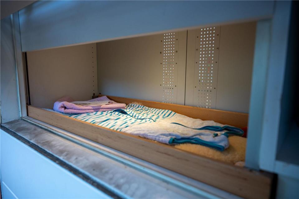 Solche sogenannten Babyfenster sind für Mütter in Not gedacht. (Symbolfoto) Harald Tittel/dpa