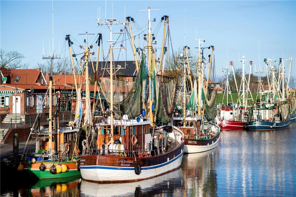 Solche traditionellen Krabbenkutter könnten bald in den Nordseehäfen weniger werden: In Ostfriesland arbeiten Wissenschaftler an einem „Zukunftskutter“. (Archivbild)Hauke-Christian Dittrich/dpa