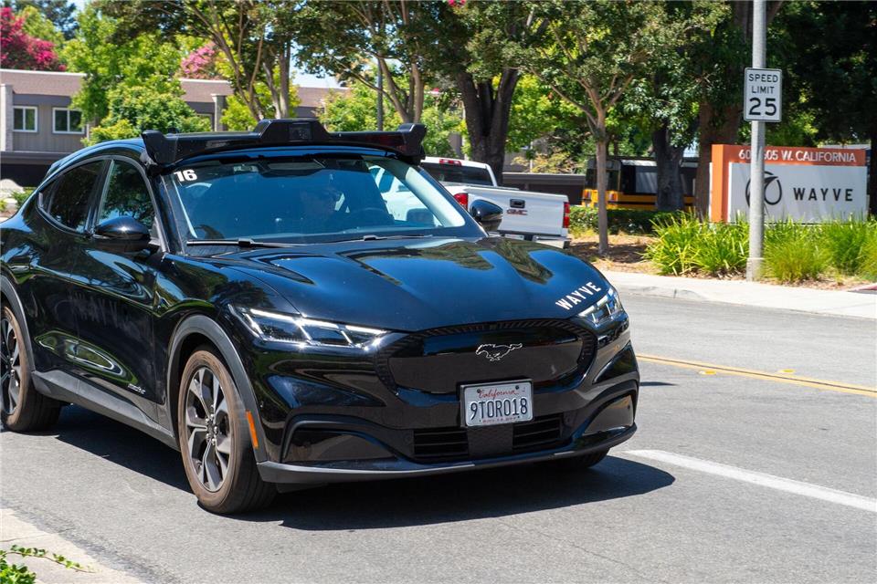 Solche zu selbstfahrenden Autos umgebauten Mustang-Elektroautos von Ford sollen Fahrgäste in London befördern.Andrej Sokolow/dpa