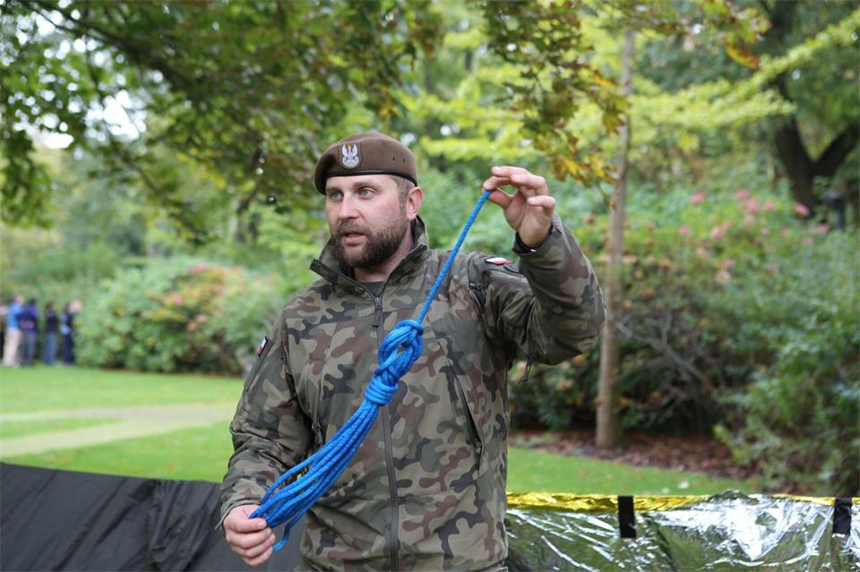 Soldat Michal Szubert von Polens Territorialstreitkräften erklärt, die man sich draußen schützen kann. Doris Heimann/dpa