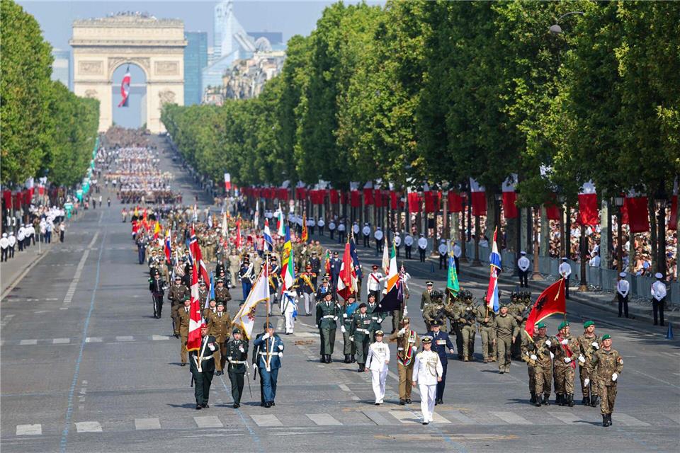 Soldaten aus Partnerstaaten der Koalition der Willigen haben die Militärparade zum französischen Nationalfeiertag in Paris angeführt.Ludovic Marin/AFP/dpa