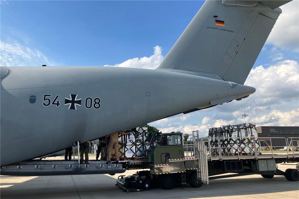 Soldaten beladen auf dem Fliegerhorst Wunstorf ein Transportflugzeug vom Typ A400M mit Hilfsgütern für Venezuela.Christopher Weckwerth/dpa