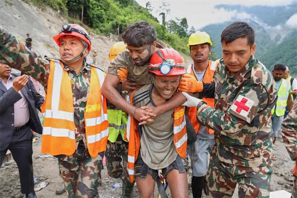 Soldaten bringen einen aus einem Tunnel geretteten Mann in Sicherheit. Uncredited/Nepal Army/AP/dpa