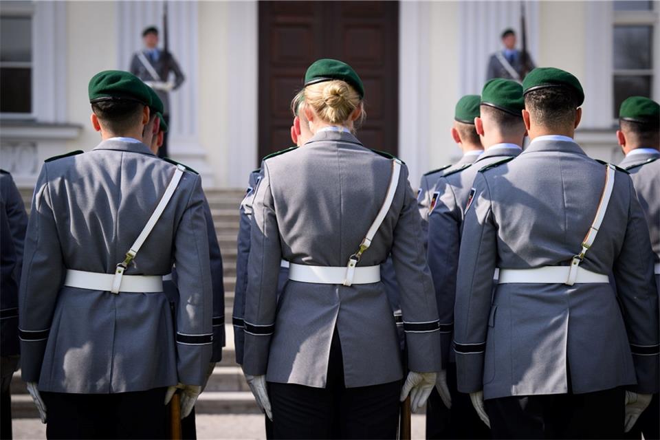 Soldaten der Ehrenformation der Bundeswehr vorm Schloss Bellevue. Künftig findet in Deutschland jeweils am 15. Juni der Nationale Veteranentag statt.