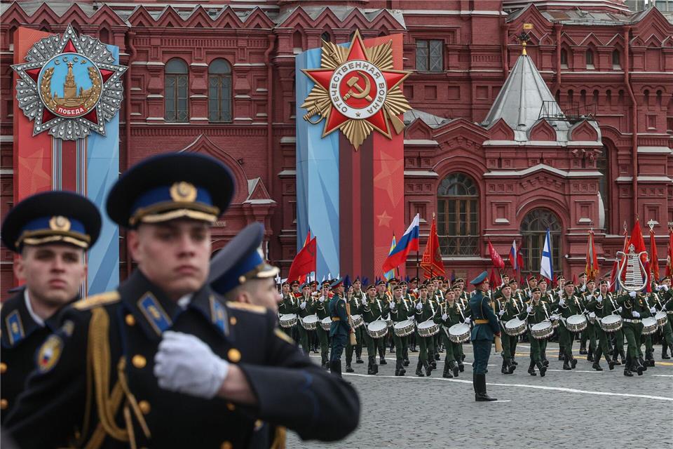 Soldaten marschierten in diesem Jahr ohne Panzer bei der traditionellen Militärparade über den Roten Platz. Maxim Shipenkov/Pool EPA/AP/dpa