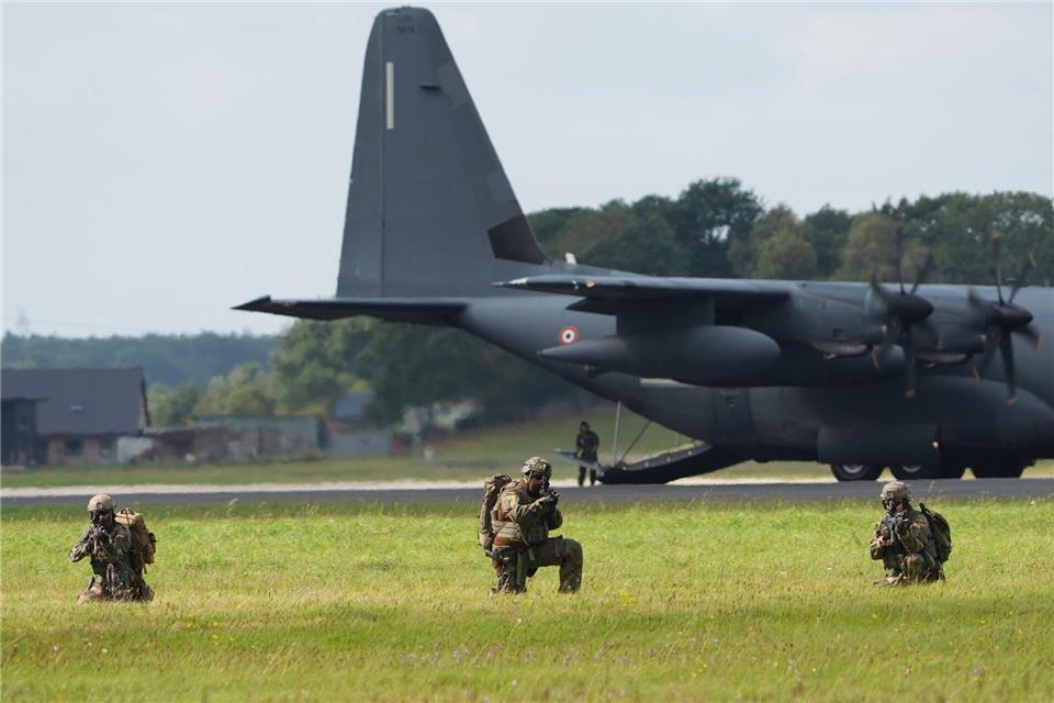 Soldaten trainieren auf dem Flugplatz Jagel. Marcus Brandt/dpa