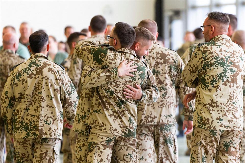 Soldaten umarmen sich nach ihrer Rückkehr aus dem Irak.Michael Matthey/dpa