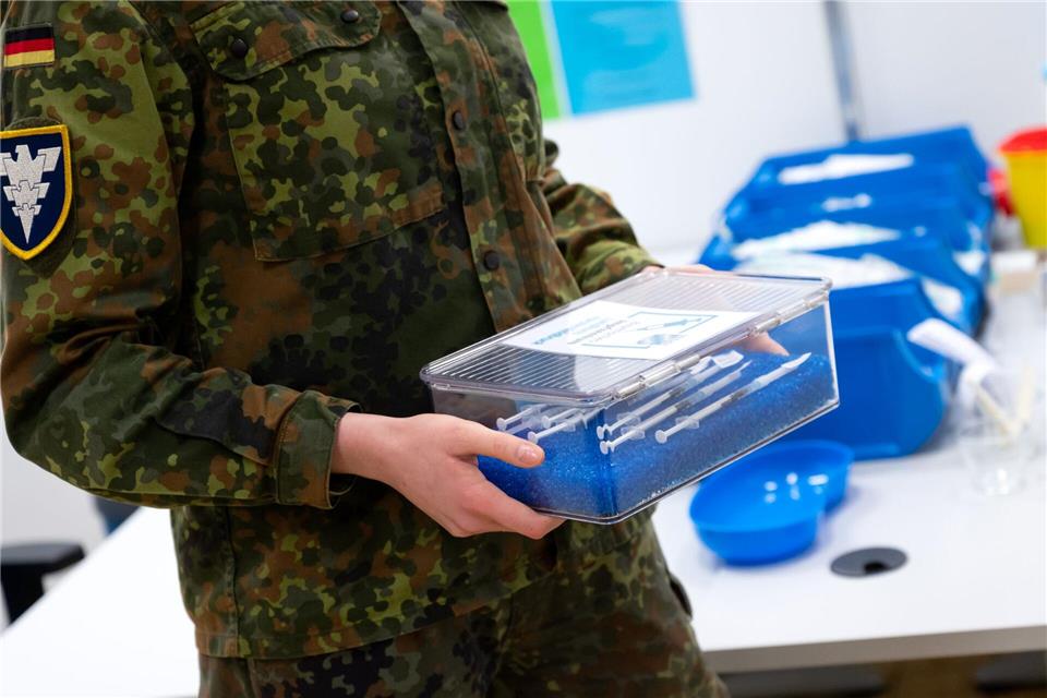 Soldaten und Soldatinnen müssen sich gegen eine ganze Reihe von Krankheiten impfen lassen, wenn keine besonderen gesundheitlichen Gründe dagegensprechen. (Symbolbild)Sven Hoppe/dpa
