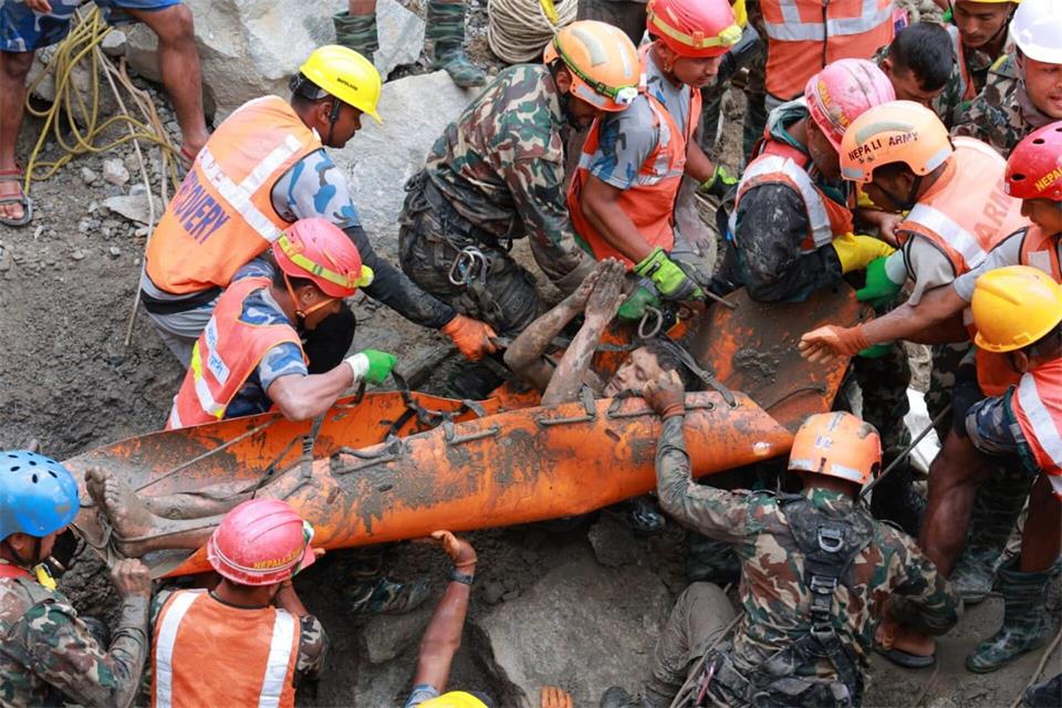 Soldaten ziehen einen Mann lebend aus einem Tunnel eines Wasserkraftwerks.Uncredited/Nepal Army/AP/dpa