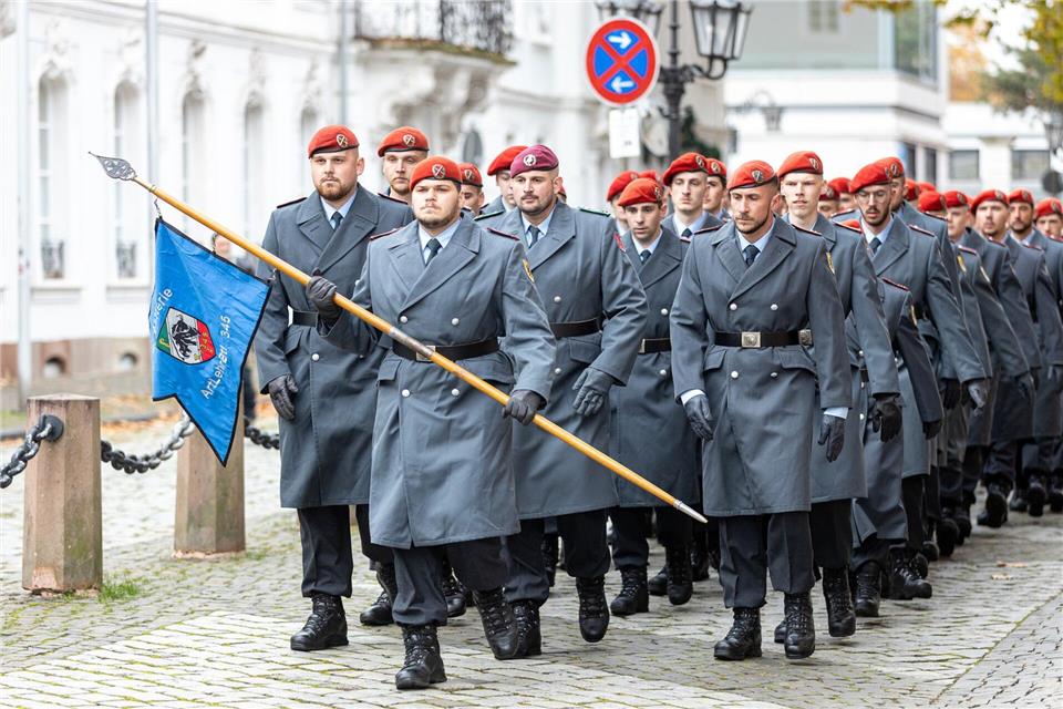 Soldatinnen und Soldaten marschieren auf dem Vorplatz der Ludwigskirche in Saarbrücken zum feierlichen Gelöbnis anlässlich des 70. Geburtstags der Bundeswehr.Laszlo Pinter/dpa