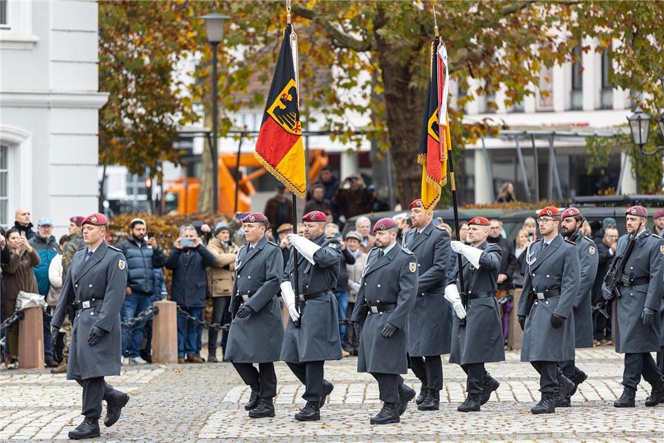 Soldatinnen und Soldaten stehen auf dem Vorplatz der Ludwigskirche in SaarbrückenLaszlo Pinter/dpa