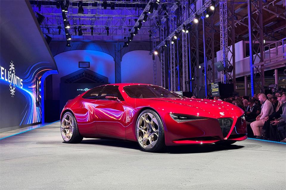 Soll Herzen höher schlagen lassen: die neue Alfa-Studie Cuore Rosso.Thomas Geiger/dpa-tmn