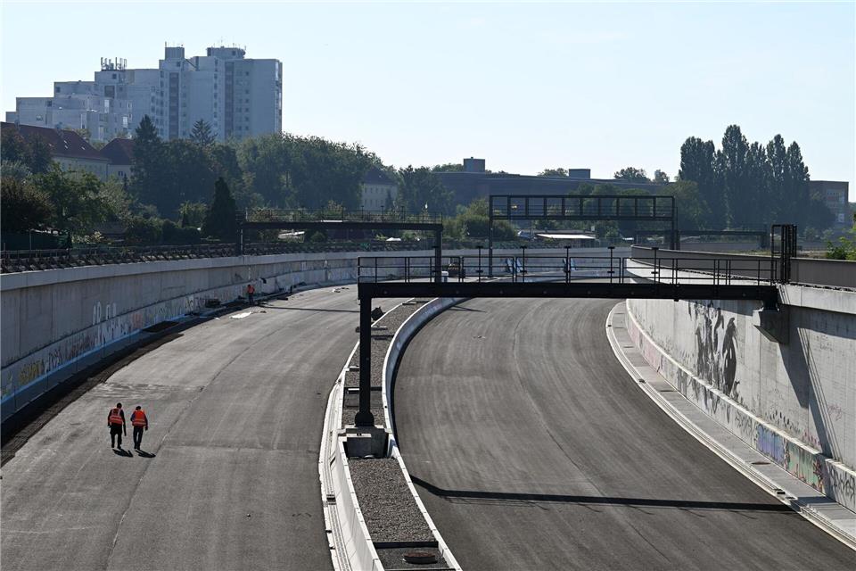 Neuer A100-Abschnitt wird am Mittwoch freigegeben Soll am 27. August für den Verkehr freigegeben werden: der 16. Bauabschnitt der A100. (Archivbild)Soeren Stache/dpa