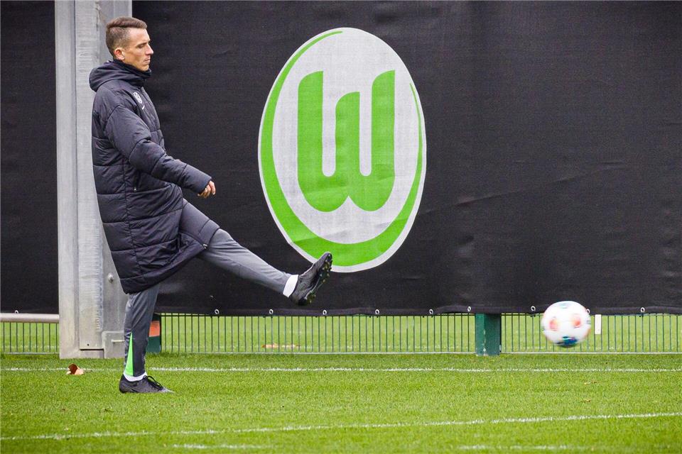 Soll dem VfL Wolfsburg einen neuen Impuls geben: Interimstrainer Daniel Bauer. Moritz Frankenberg/dpa