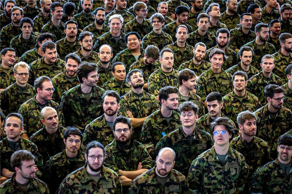 Soll der bisherige Militärdienst zu einem Bürgerdienst für alle ausgeweitet werden? (Archivbild)Michael Buholzer/KEYSTONE/dpa