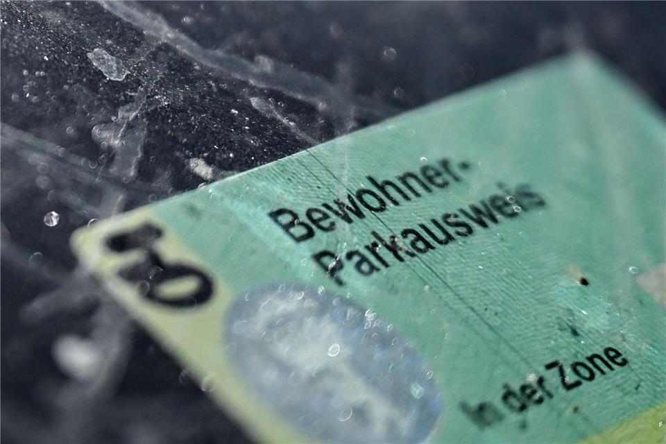 Soll deutlich teurer werden: Der Bewohner-Parkausweis in Berlin.Britta Pedersen/dpa