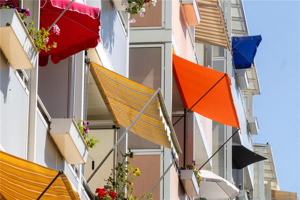 Gestaltungsfreiheit auf dem Balkon? Was Mieter alles dürfen Soll die Markise fest mit dem Gebäude verbunden werden? Dann braucht es die Zustimmung des Vermieters.picture alliance/dpa