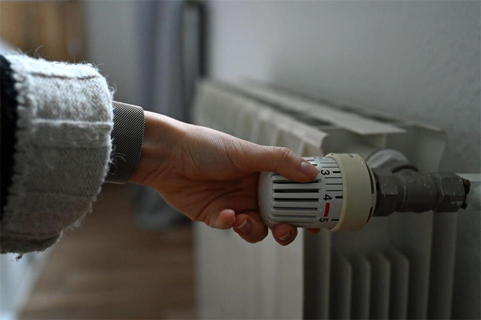 Soll es möglichst fix kuschelig warm im Wohnzimmer werden, hilft es nicht, das Thermostat ganz hochzudrehen. Damit stellt man zwar die gewünschte Raumtemperatur an. Schneller warm wird es bei höheren Stufen aber nicht.Elisa Schu/dpa