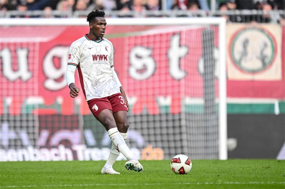 Soll für Augsburg trotz der rassistischen Beleidigungen gegen sich im DFB-Pokal auflaufen: Verteidiger Juma Bah.Harry Langer/dpa