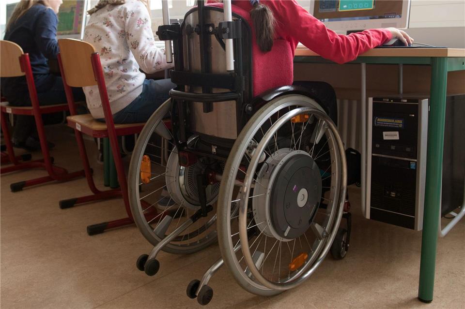 Sollen Kinder mit Behinderung ebenfalls an Regelschulen unterrichtet werden? Dazu haben Lehrkräfte im Südwesten eine recht klare Meinung. (Symbolbild)Sebastian Kahnert/dpa-Zentralbild/dpa
