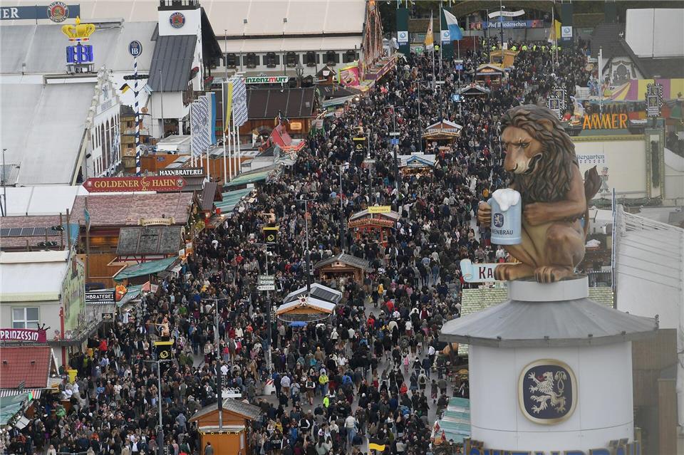 Sollen Wiesn-Besucher bald Eintritt zahlen? (Archivbild)Felix Hörhager/dpa