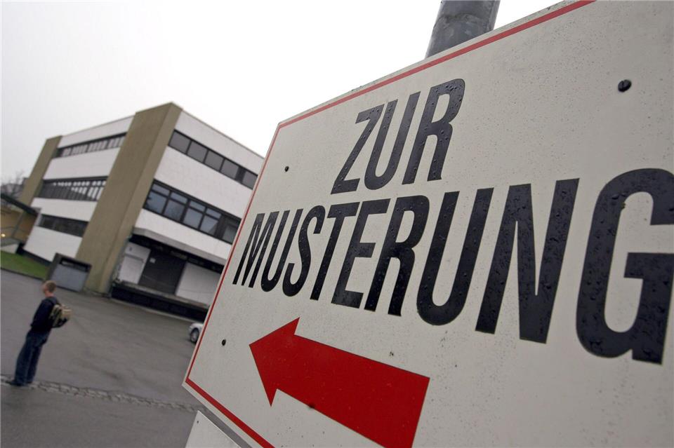 Was beim Wehrdienst geplant ist und worüber gestritten wird Sollen alle junge Männer wieder gemustert werden oder nur ein durch Losverfahren ausgewählter Anteil? Das ist eine der Streitfragen in der Diskussion über den künftigen Wehrdienst.picture alliance / dpa