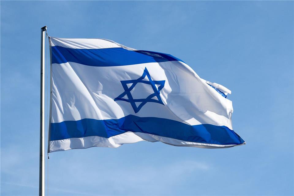 Sollen am 7. Oktober Israel-Flaggen an öffentlichen Gebäuden wehen? Es ist der zweite Jahrestag des Hamas-Terrorüberfalls auf Israel. (Symbolbild)Sven Hoppe/dpa