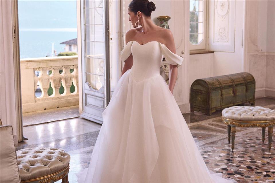 Sollen die Taille optisch verschmälern können: Kleider, die vorn spitz zulaufen. Genannt wird das Ganze Baskentaille. Hier zu sehen am Kleid von Justin Alexander.Justin Alexander/dpa-tmn