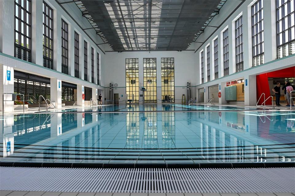 Sollte Ende August wieder für alle offen sein: das frisch sanierte Stadtbad Schöneberg.Jens Kalaene/dpa