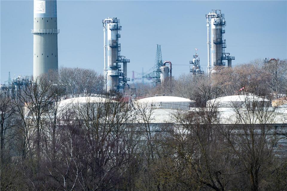 Sollte der Iran-Krieg weitergehen, könnte es im schlimmsten Fall in einigen Wochen zu Engpässen bei Kraftstoffen kommen. (Symbolbild)Armin Weigel/dpa